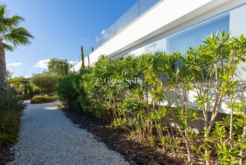 Revente - VILLA -
ORIHUELA - LAS COLINAS GOLF RESORT