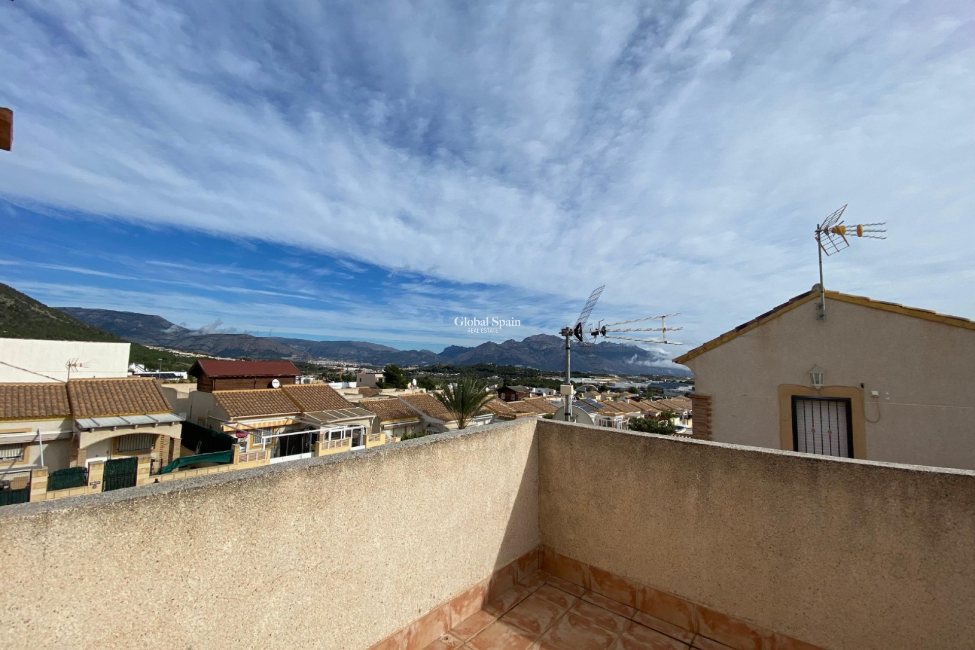 Revente - VILLA -
POLOP - Alberca