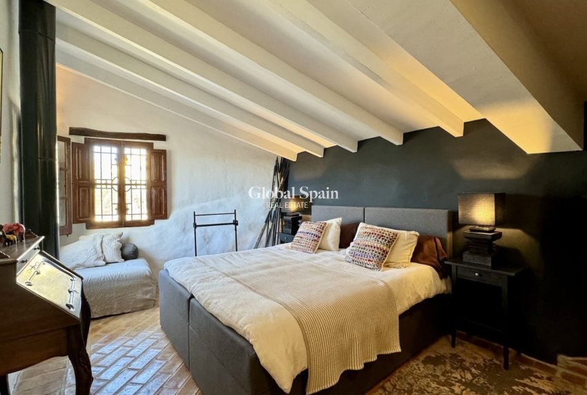 Revente - VILLA -
RELLEU - Inland