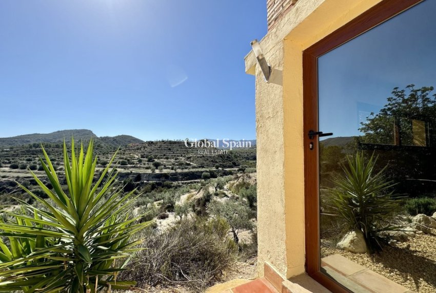 Revente - VILLA -
RELLEU - Inland