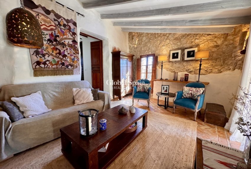 Revente - VILLA -
RELLEU - Inland