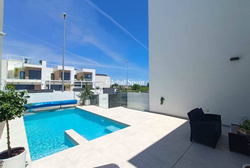 Revente - VILLA -
ROJALES - Inland