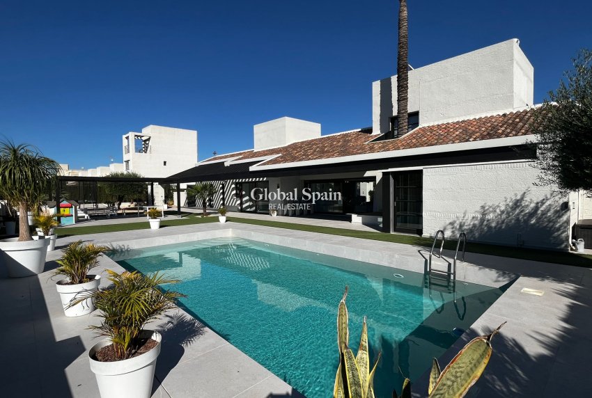 Revente - VILLA -
SUCINA - Inland