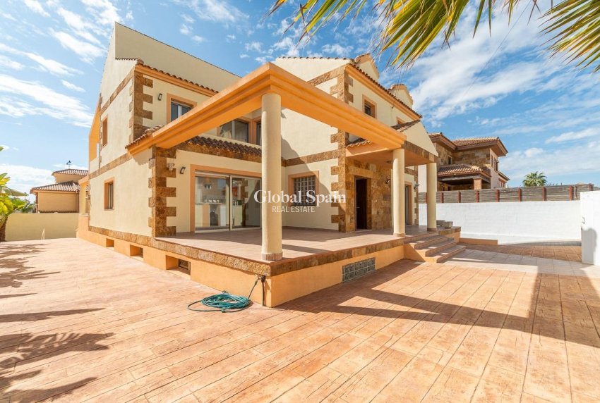 Revente - Villa -
TORREVIEJA - Aguas nuevas 2