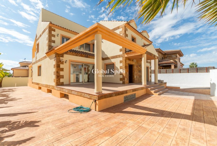 Revente - Villa -
TORREVIEJA - Aguas nuevas 2