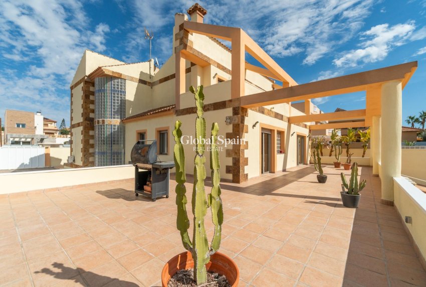 Revente - Villa -
TORREVIEJA - Aguas nuevas 2