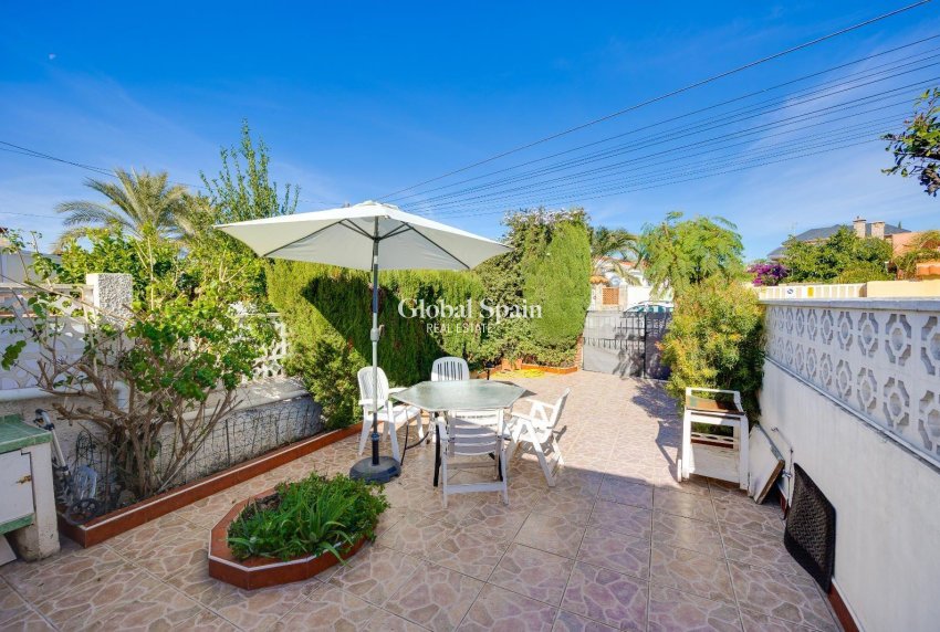 Revente - VILLA -
TORREVIEJA - Calas blanca