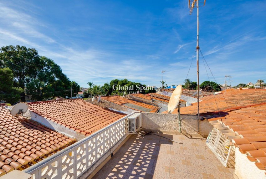 Revente - VILLA -
TORREVIEJA - Calas blanca