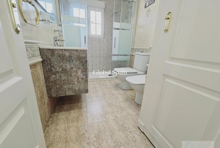 Revente - VILLA -
TORREVIEJA - La Siesta - El Salado - Torreta