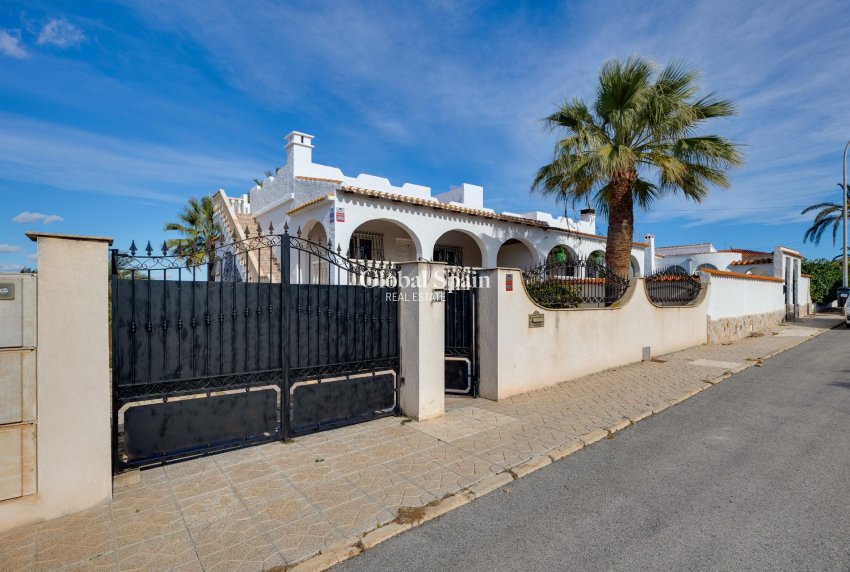 Revente - VILLA -
TORREVIEJA - La Siesta - El Salado - Torreta