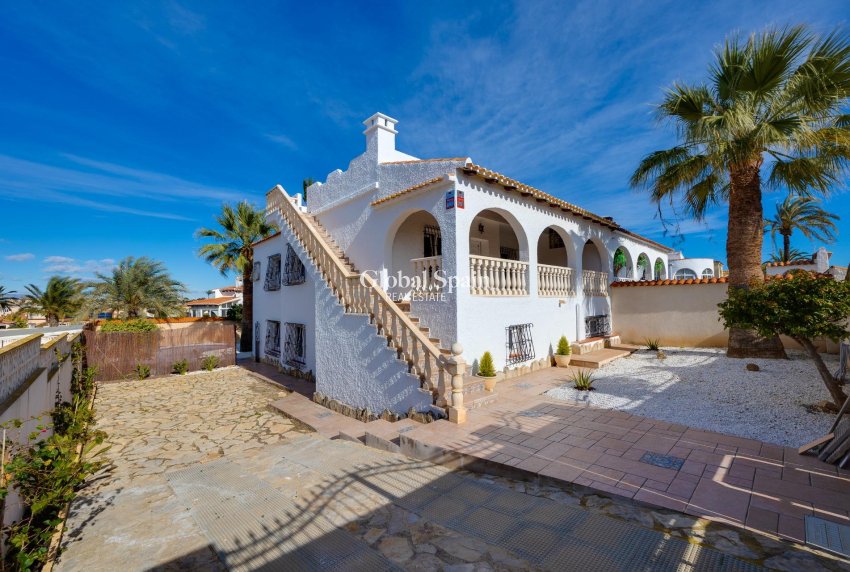 Revente - VILLA -
TORREVIEJA - La Siesta - El Salado - Torreta