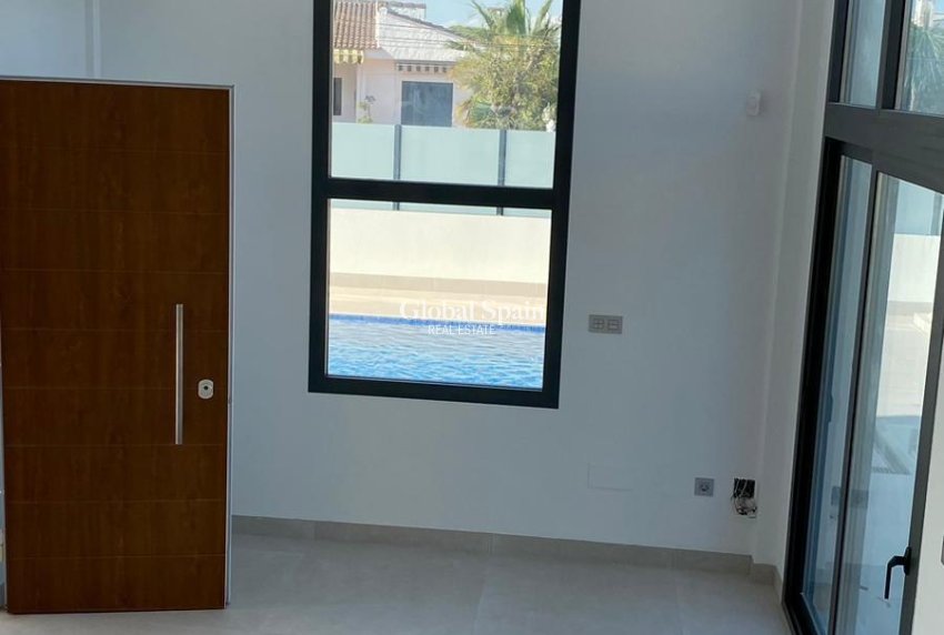 Revente - VILLA -
TORREVIEJA - LOS BALCONES - LOS ALTOS