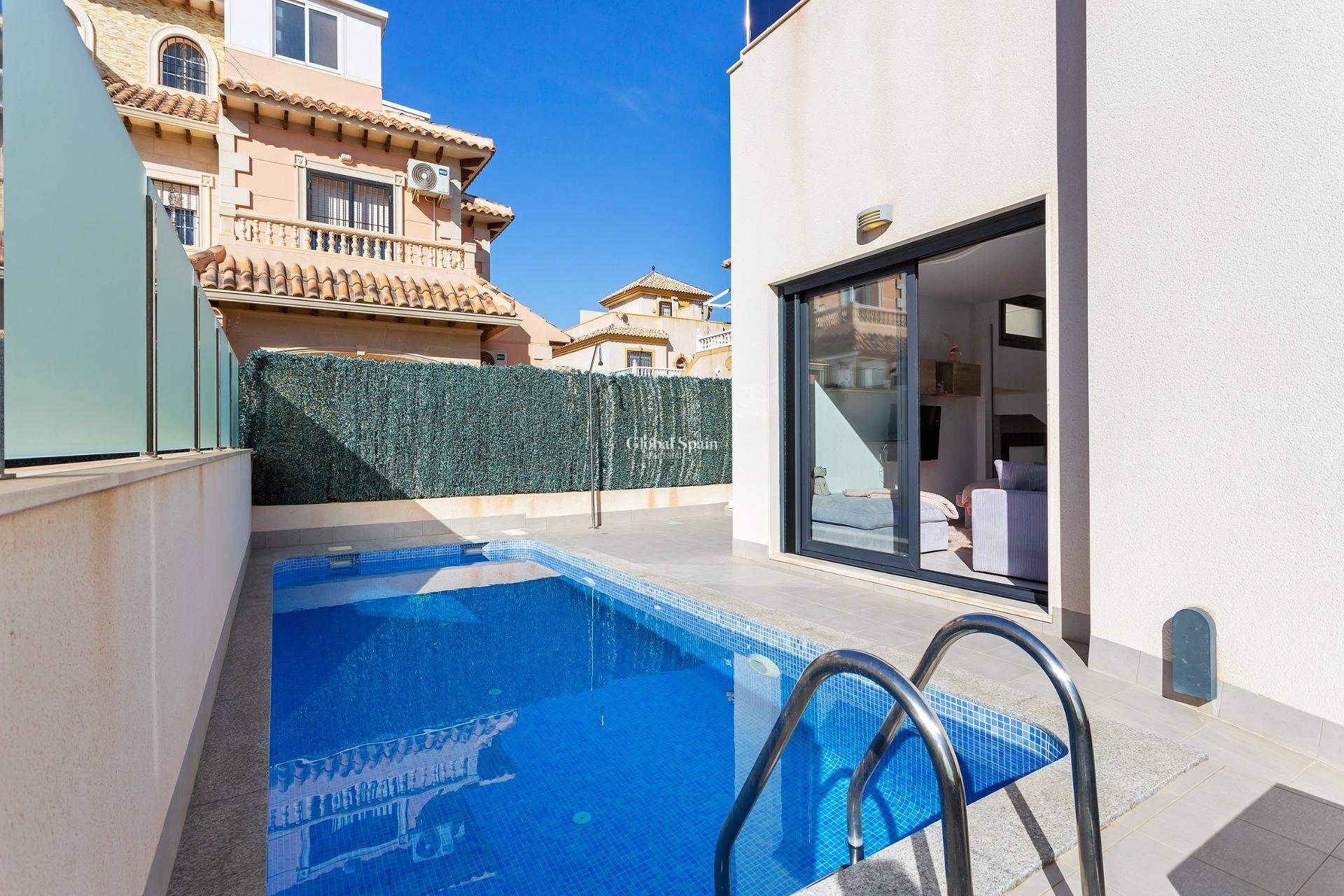 Revente - Villa -
TORREVIEJA - Sector 25