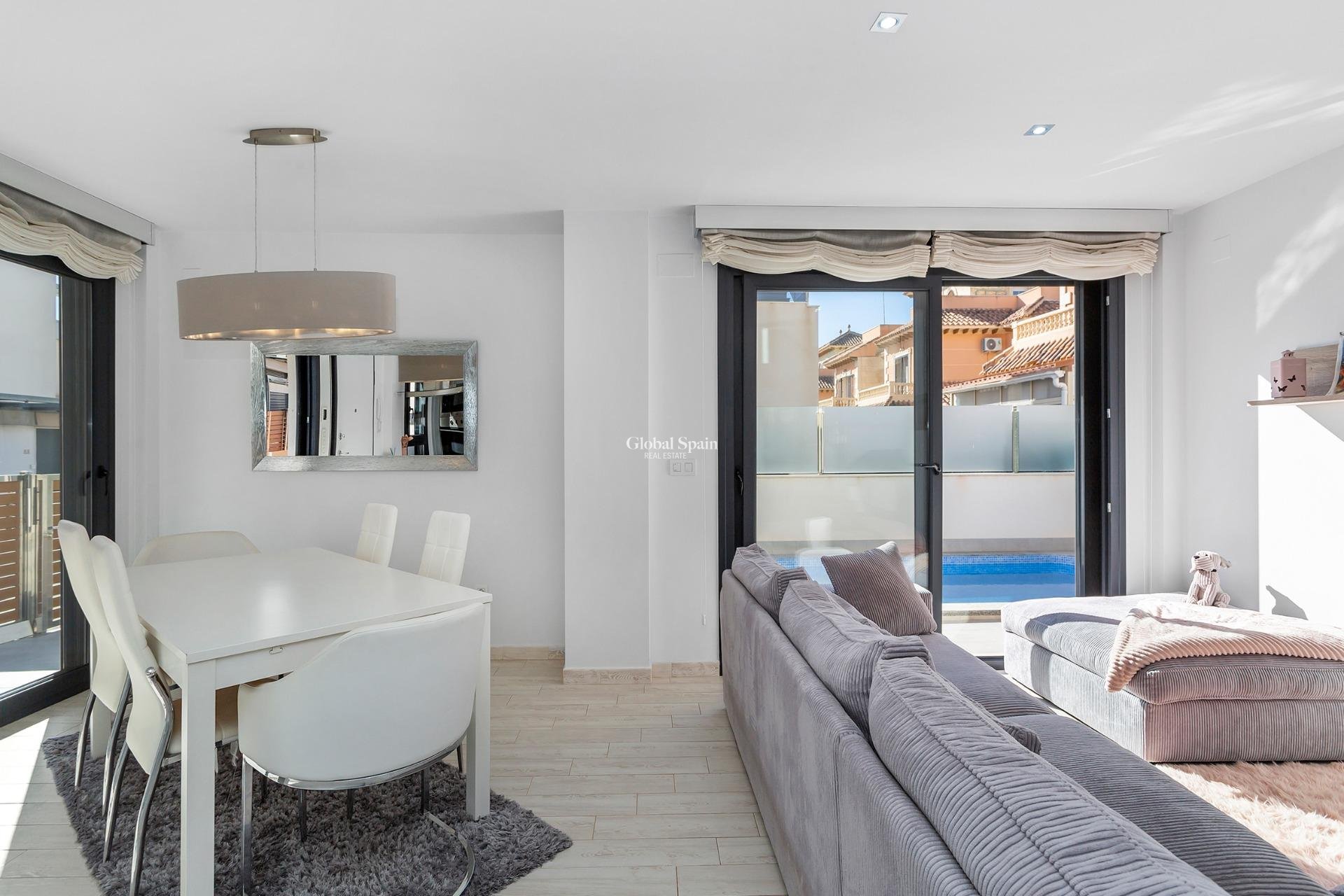 Revente - Villa -
TORREVIEJA - Sector 25