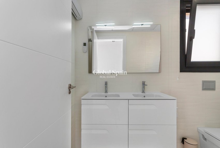 Revente - Villa -
TORREVIEJA - Sector 25