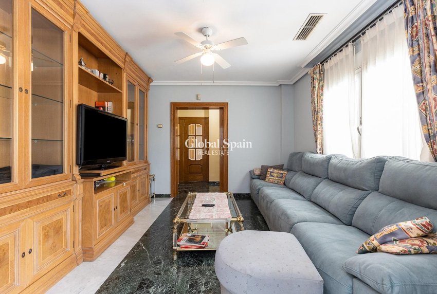 Revente - VILLA -
TORREVIEJA - Torreta florida