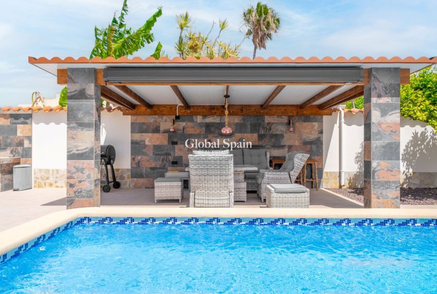 Revente - VILLA -
TORREVIEJA - Torreta