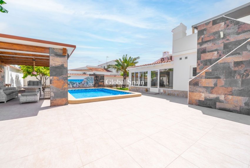 Revente - VILLA -
TORREVIEJA - Torreta