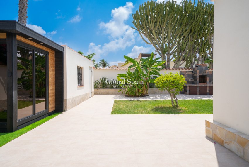 Revente - VILLA -
TORREVIEJA - Torreta