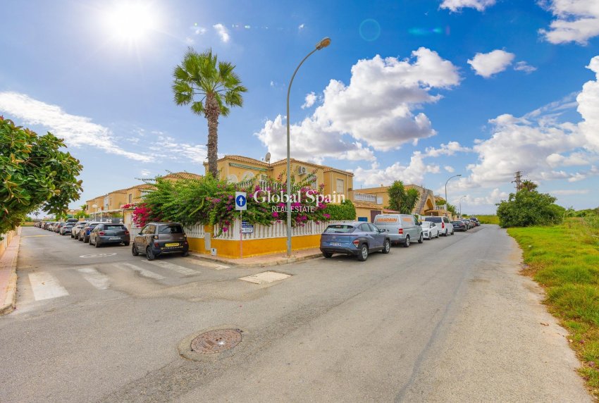 Revente - VILLA -
TORREVIEJA - Torretas