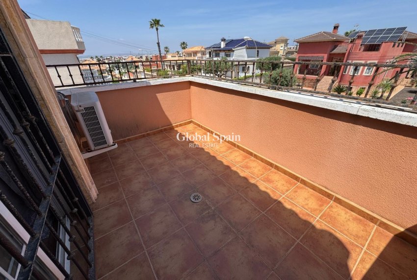 Revente - VILLA -
TORREVIEJA - Zona Los Frutales