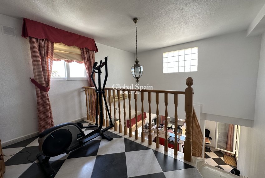 Revente - VILLA -
VILLAMARTÍN - Costa Blanca