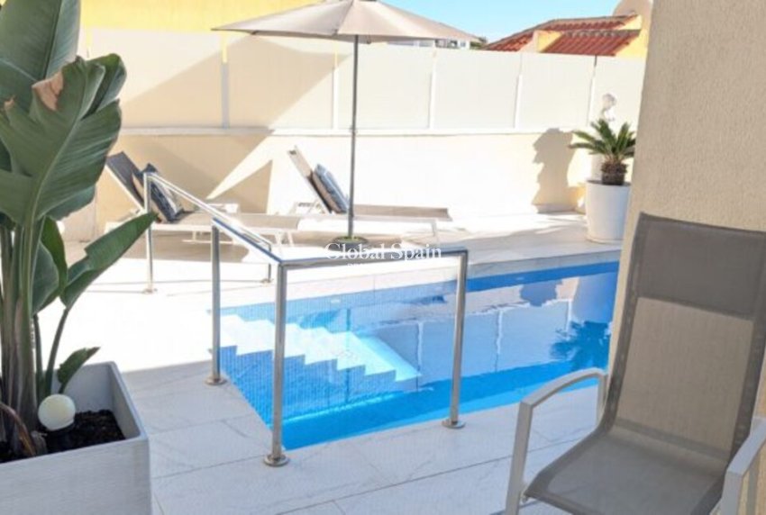 Revente - VILLA -
VILLAMARTÍN - Costa Blanca