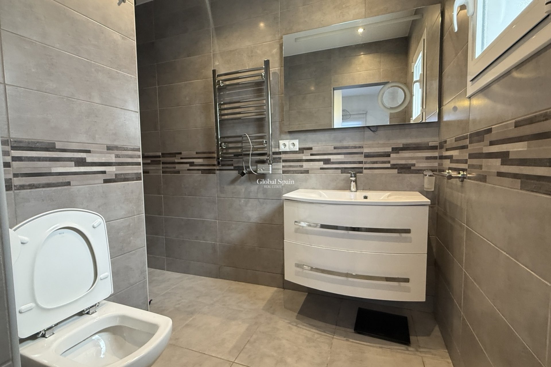 Revente - VILLA -
VILLAMARTÍN - Costa Blanca