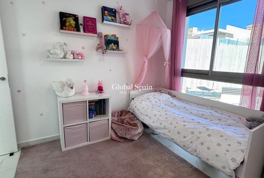 Revente - VILLA -
VILLAMARTÍN - Costa Blanca