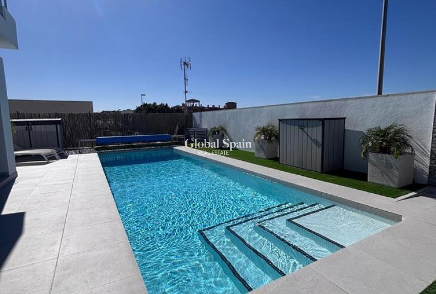 Revente - VILLA -
VILLAMARTÍN - Costa Blanca