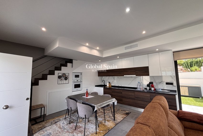 Revente - VILLA -
VILLAMARTÍN - Costa Blanca