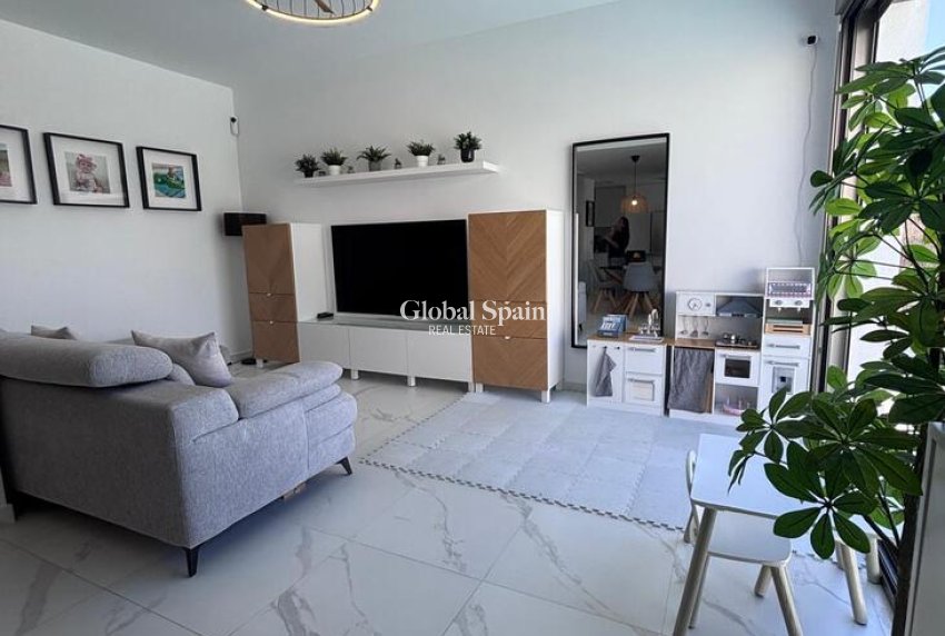 Revente - VILLA -
VILLAMARTÍN - Costa Blanca