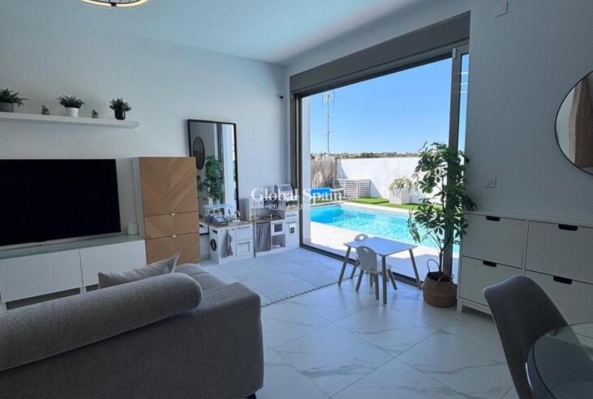 Revente - VILLA -
VILLAMARTÍN - Costa Blanca
