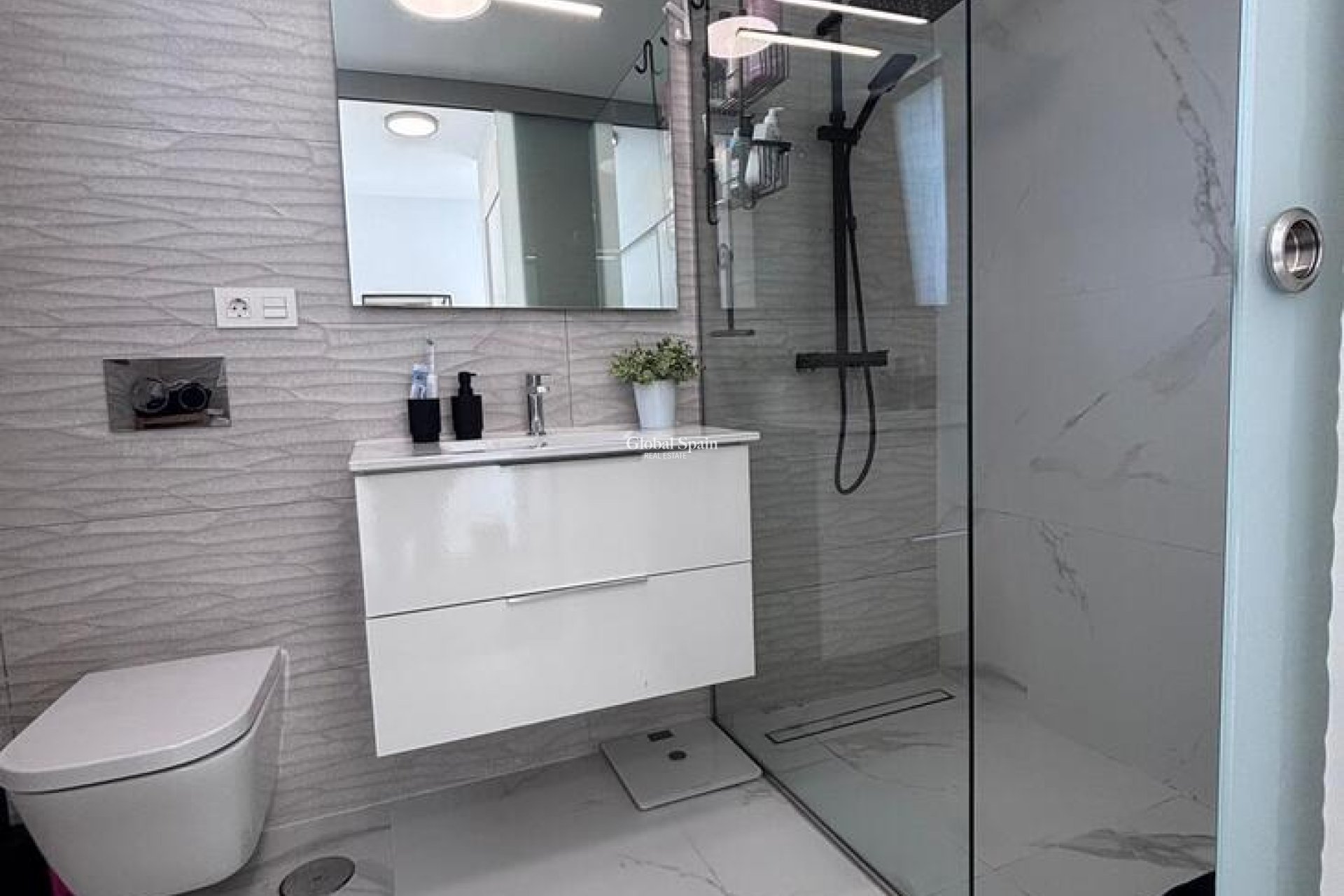 Revente - VILLA -
VILLAMARTÍN - Costa Blanca