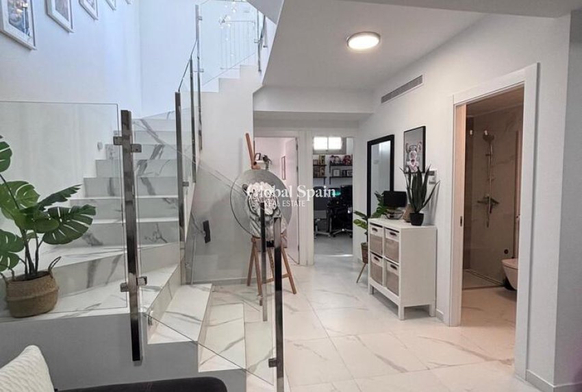 Revente - VILLA -
VILLAMARTÍN - Costa Blanca