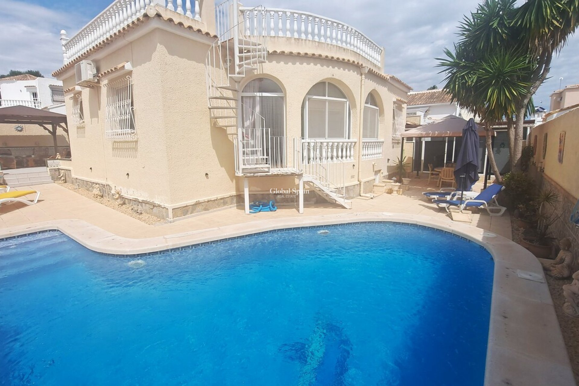 Revente - VILLA -
VILLAMARTÍN - Costa Blanca