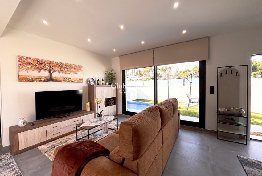 Revente - VILLA -
VILLAMARTÍN - Costa Blanca