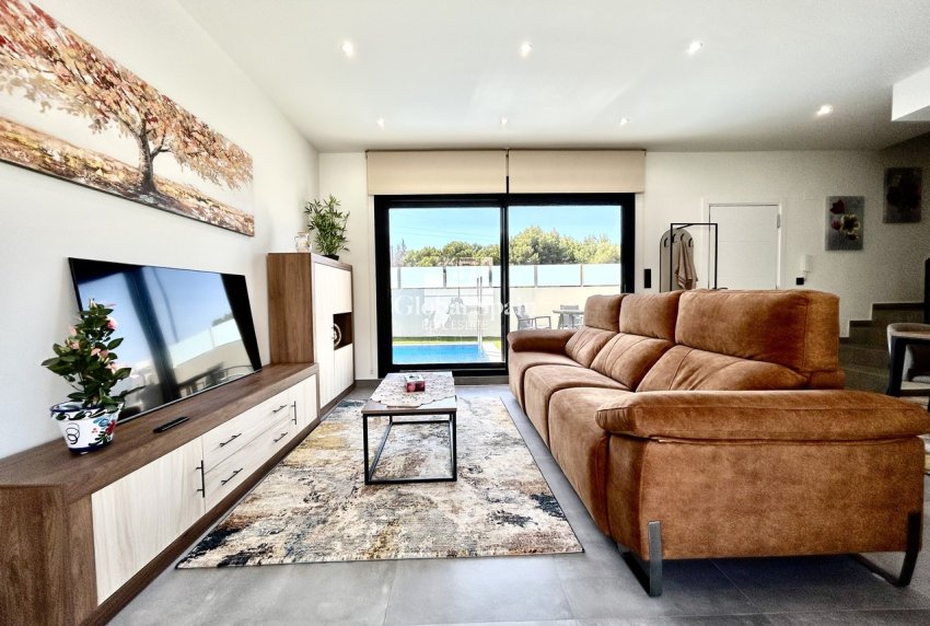 Revente - VILLA -
VILLAMARTÍN - Costa Blanca