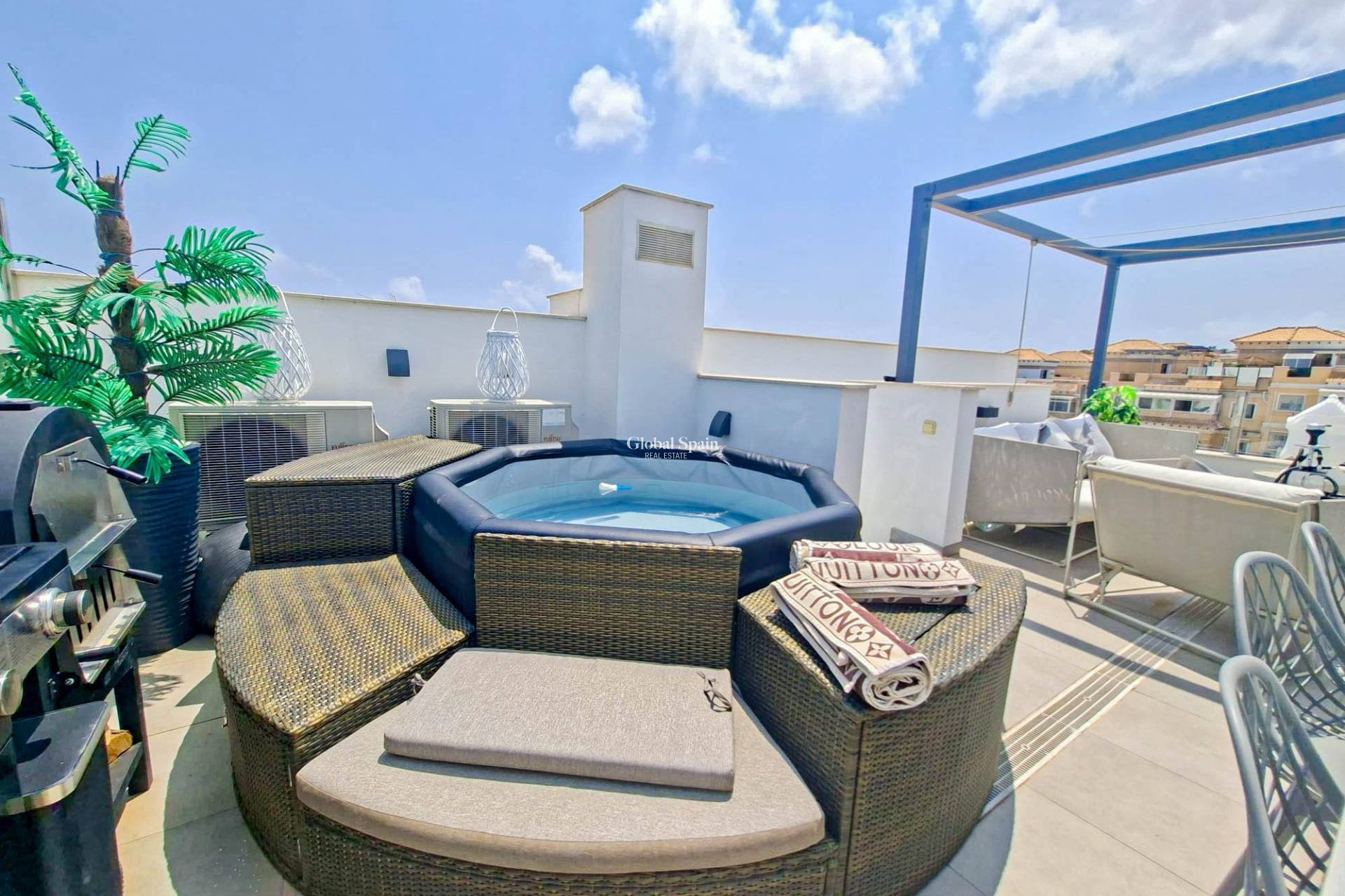 Revente - VILLA -
VILLAMARTÍN - Costa Blanca