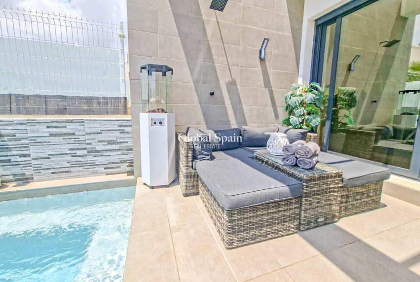Revente - VILLA -
VILLAMARTÍN - Costa Blanca