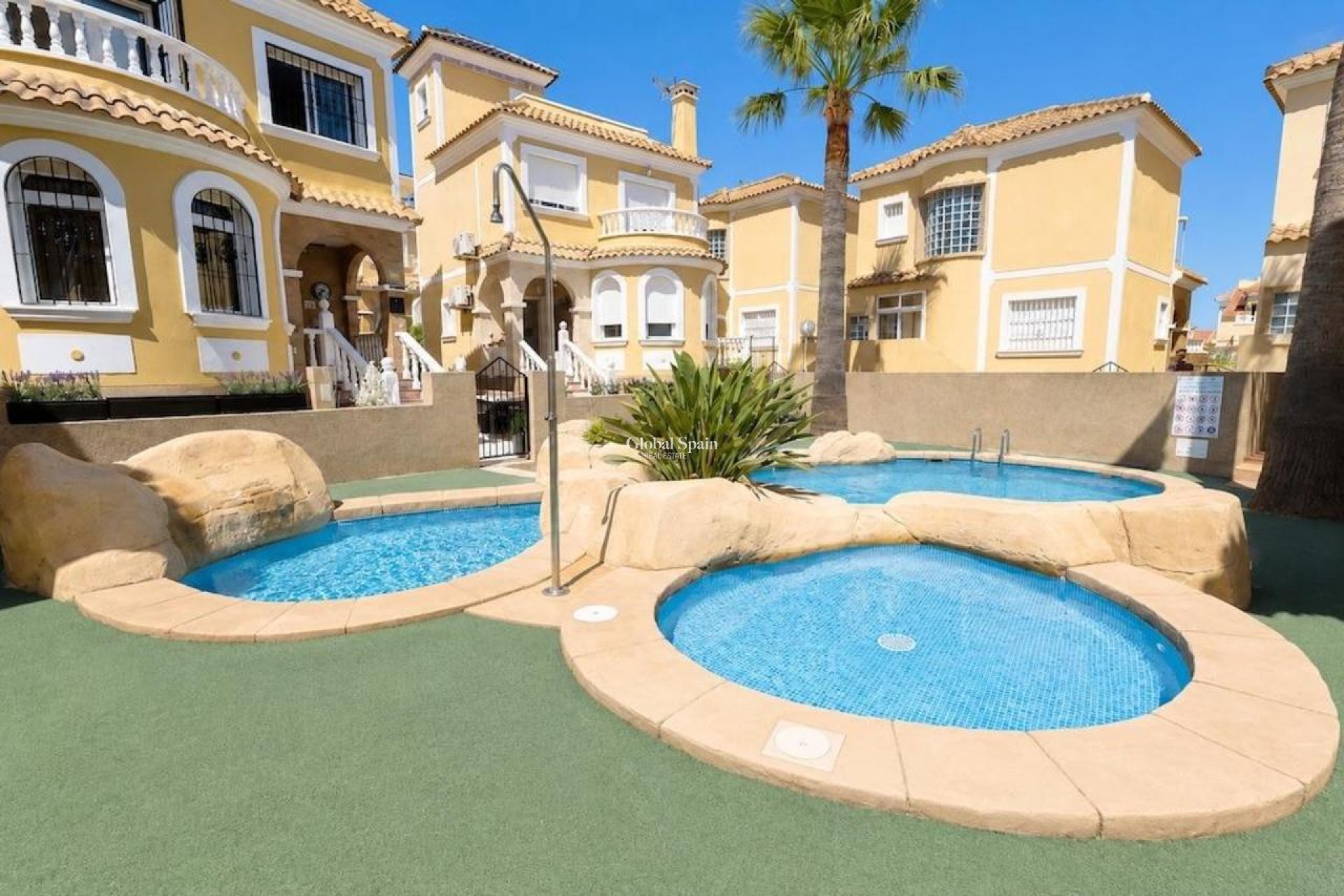 Revente - VILLA -
VILLAMARTÍN - Costa Blanca