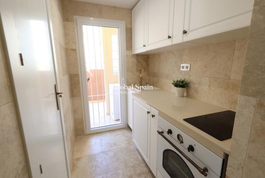 Revente - VILLA -
VILLAMARTÍN - Costa Blanca