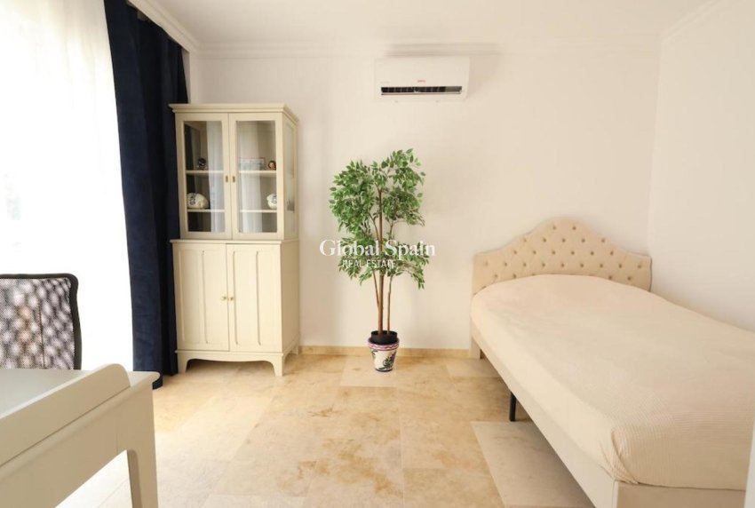 Revente - VILLA -
VILLAMARTÍN - Costa Blanca