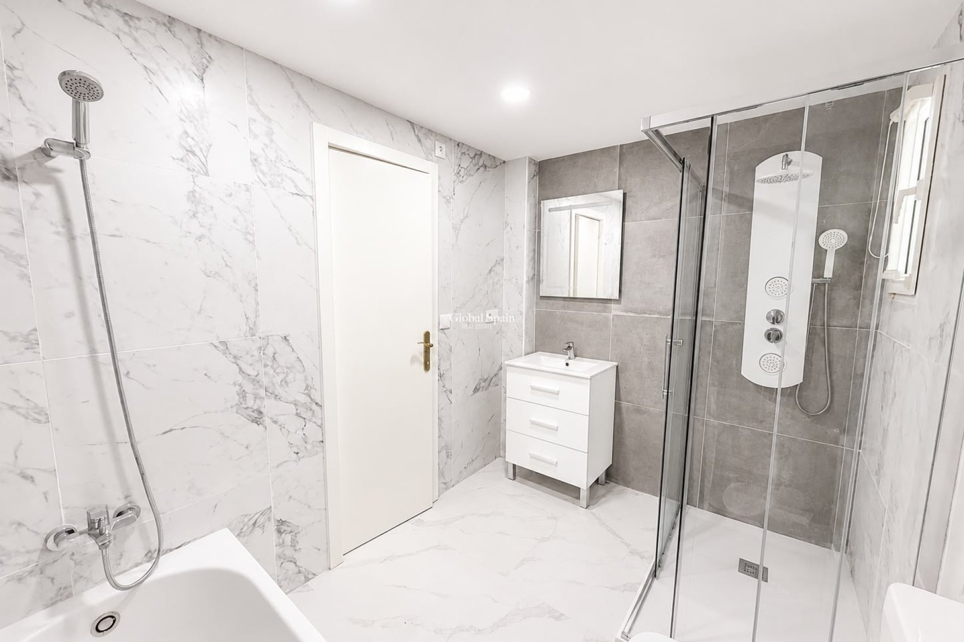Revente - VILLA -
VILLAMARTÍN - Costa Blanca