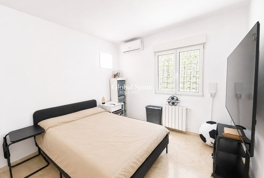 Revente - VILLA -
VILLAMARTÍN - Costa Blanca