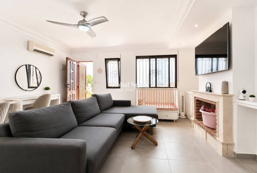 Revente - VILLA -
VILLAMARTÍN - Costa Blanca