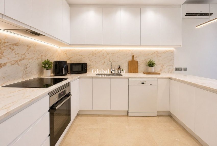 Revente - VILLA -
VILLAMARTÍN - Costa Blanca