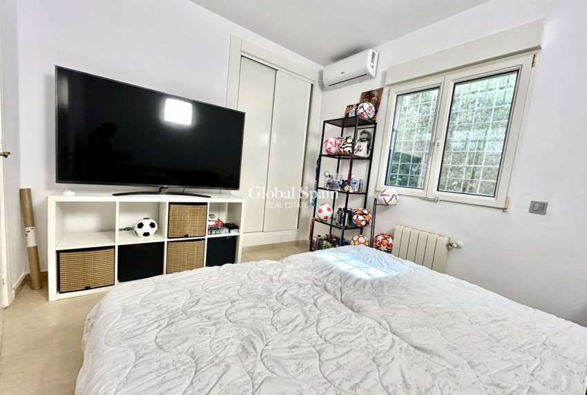 Revente - VILLA -
VILLAMARTÍN - Costa Blanca