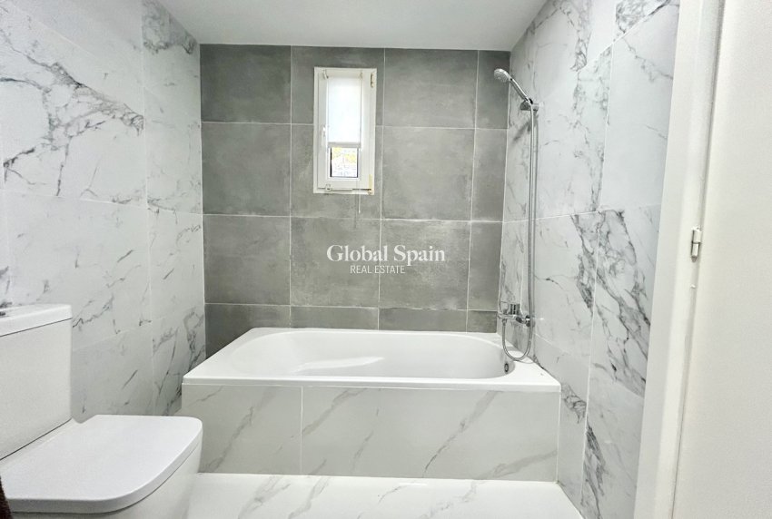 Revente - VILLA -
VILLAMARTÍN - Costa Blanca