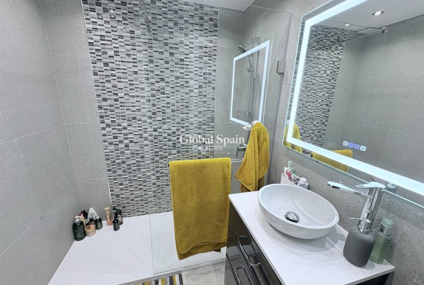 Revente - VILLA -
VILLAMARTÍN - Costa Blanca
